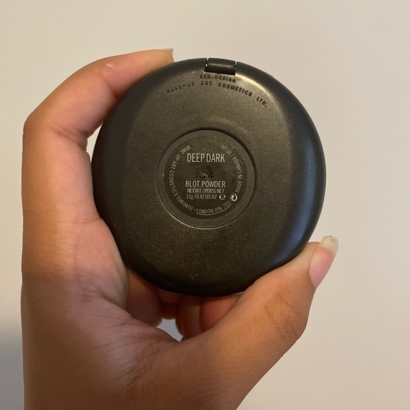 MAC Blotting Powder - Picture 3 of 3